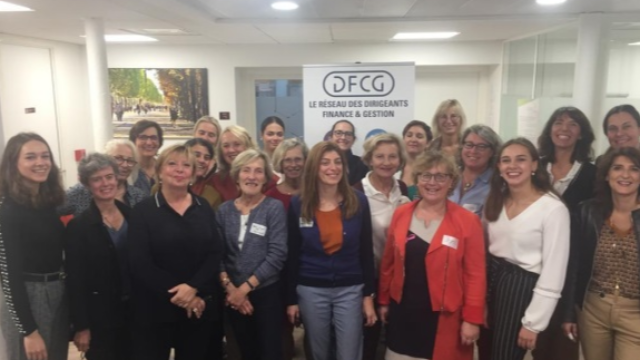 Kenza BOULEFKHAD (ICN PGE 2019) présente son mémoire de fin d'études à la 1ère Convention Nationale DFCG Au Féminin !