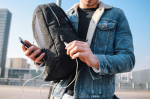 Jean Mauchoffé, étudiant à ICN, a créé Rejig, un sac à dos qui capture l'énergie du soleil !